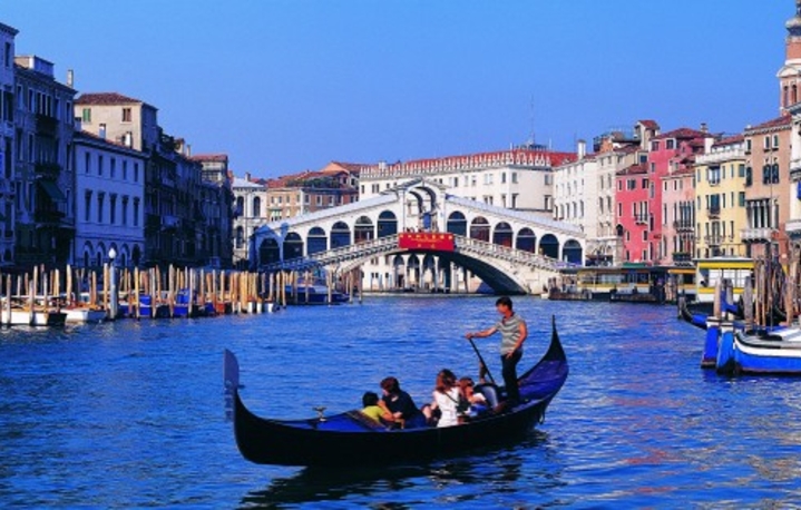 гондолы и Гранд-канал - достопримечательности Венеции