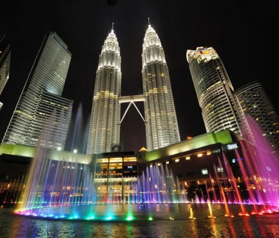 башни Petronas и фонтан в Куала-Лумпур