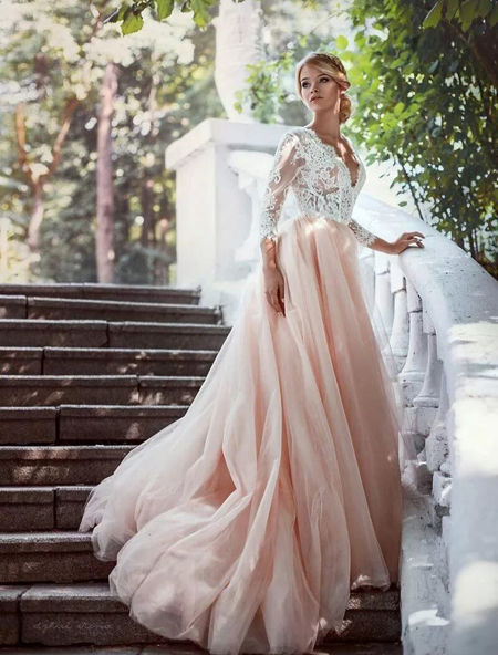 невеста в розовом свадебном платье