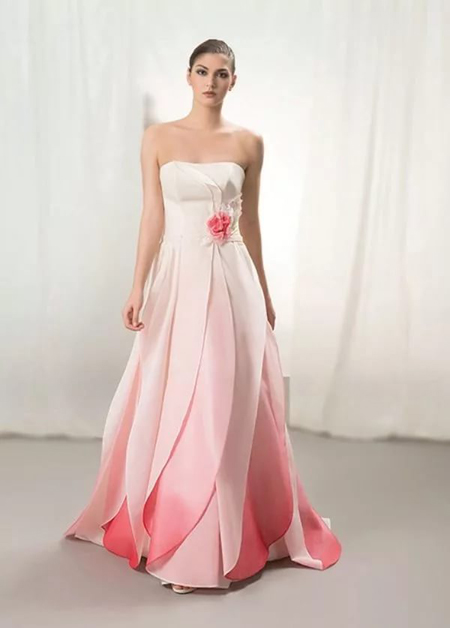 свадебное платье с подолом розового цвета