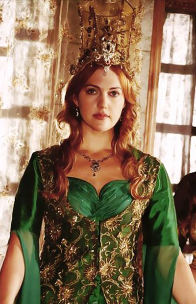 хюррем в зеленом платье и короне