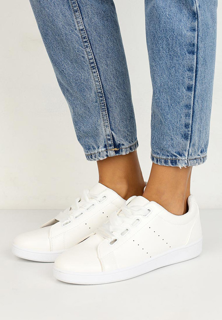 самая модная обувь лето 2018 - белые кеды и джинсы