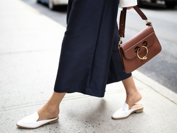 самая модная обувь лето 2018 - белые мюли и макси юбка
