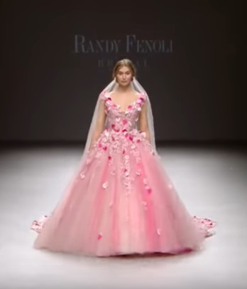 ярко розовое свадебное латье - свадебная мода для невест 2020