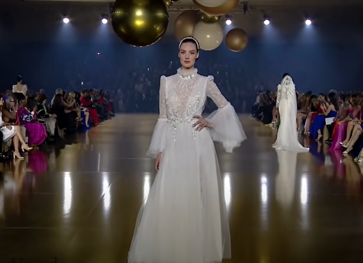 платье невесты с элементами винтажного кроя - модная свадебгая коллекция Pronovias 2023